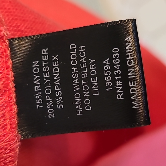 Women's soft red turtleneck sweater - Picture 3 of 3